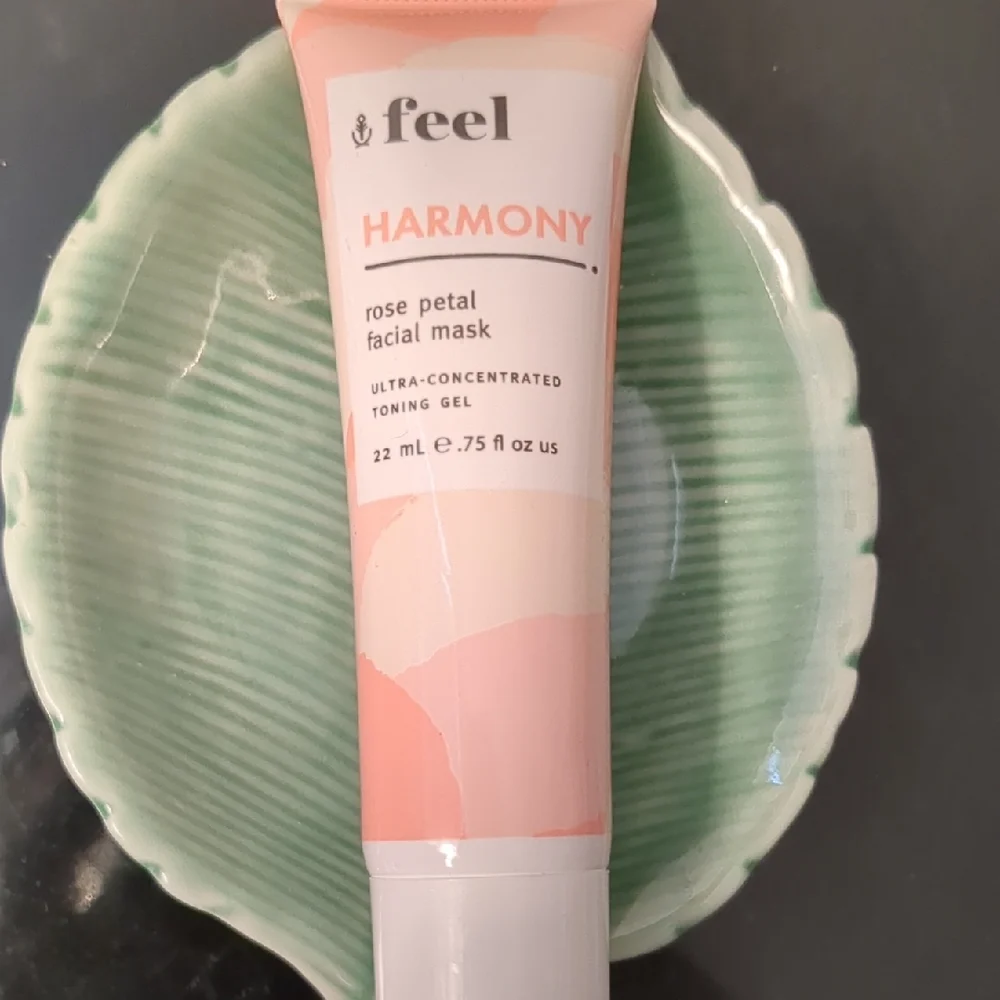 Rose Petal Facial Mask - Picture 1 of 3